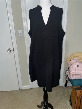 Lush Sleeveless Black V-Neck Shift Dress